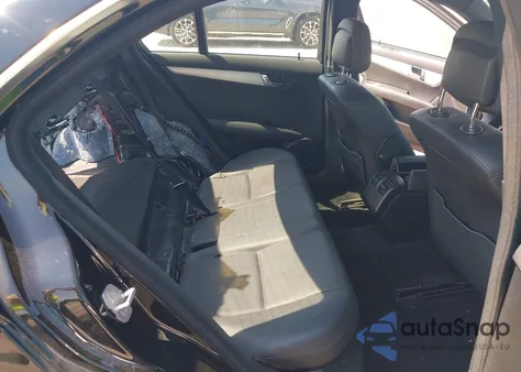 2010 Mercedes-Benz C 300 Luxury/Sport z USA, uszkodzony, nr VIN WDDGF5EB0AR086224